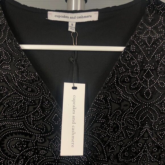 Cupcakes &‎ CASHMERE NWT Black White Floral Velvet Open Shoulder Wrap Top Sz S - Picture 6 of 7